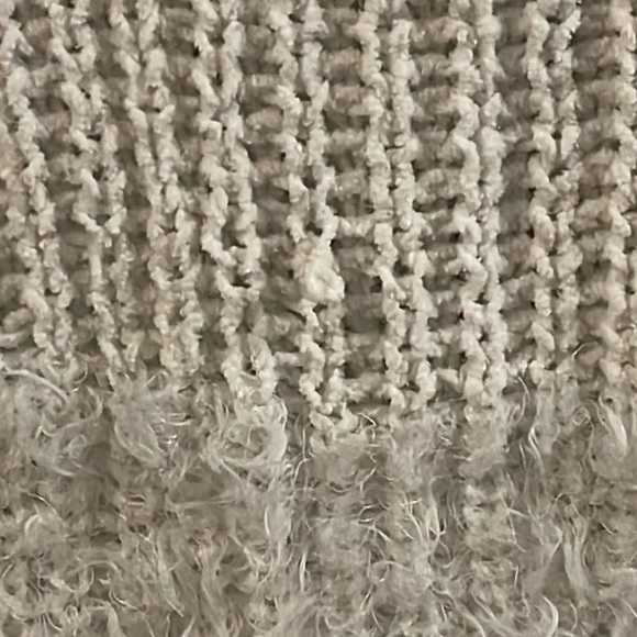 A really cute white sweater - Picture 3 of 3